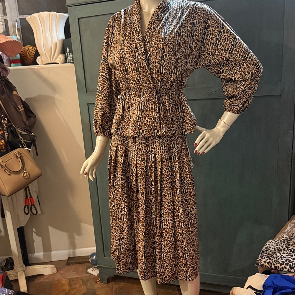 VTG 2 piece Leopard Print top & skirt Dress